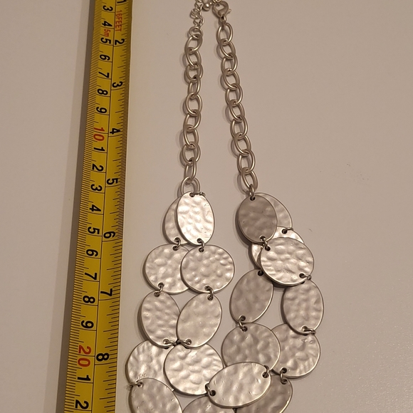 STATEMENT NECKLACE silver toned hammered metal necklace - Picture 5 of 5